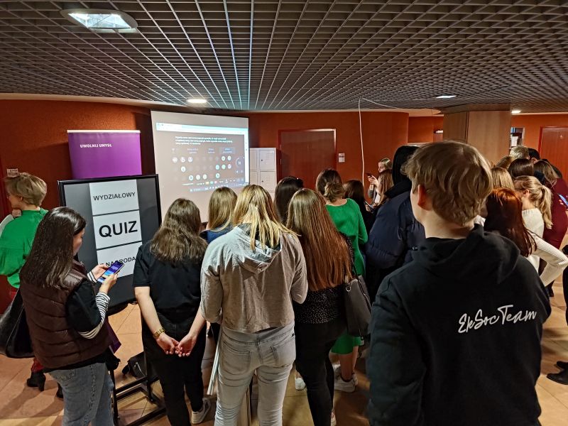 Drzwi Otwarte - EkSoc UŁ 19.04.2023 - uczniowie biorą udział w Quizie Wydziałowym