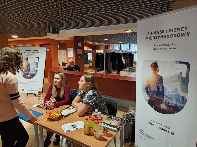 Drzwi Otwarte - EkSoc UŁ 19.04.2023 - studentki przy stoisku kierunku Finanse i biznes międzynarodowy udzielają informacji uczennicy
