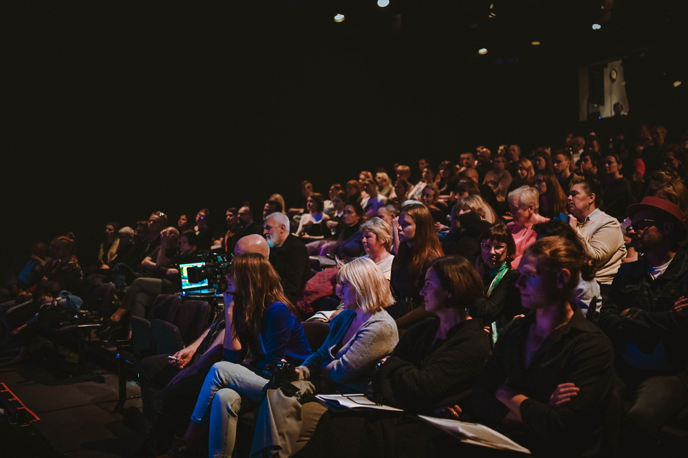 publiczność zgromadzona na spotkaniu w Teatrze Nowym